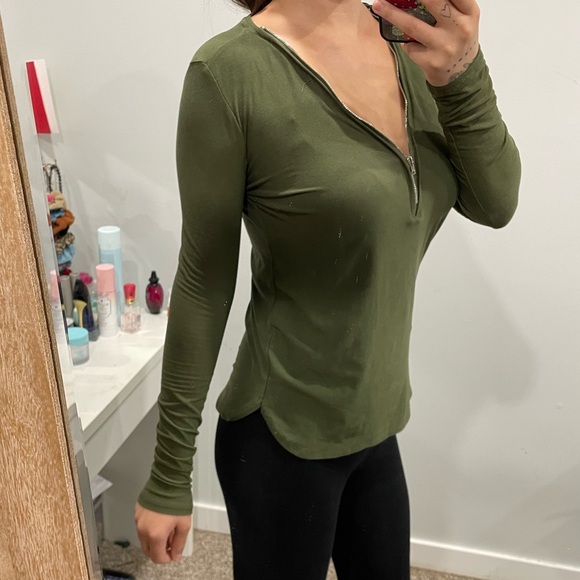 3 Long Sleeve Tops. - Picture 2 of 6
